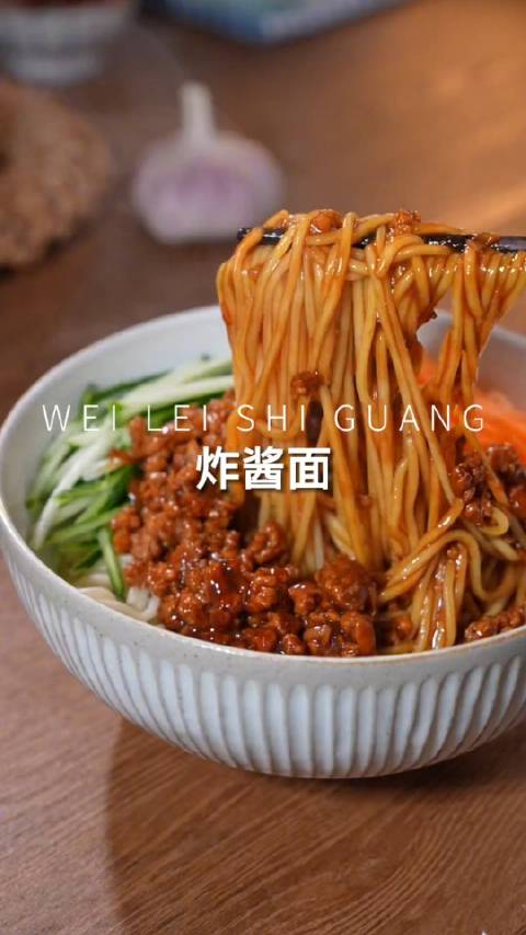 美食 炸酱面的家常做法,简单美味,一点不比店里做得差!「馋嘴」「馋嘴」via