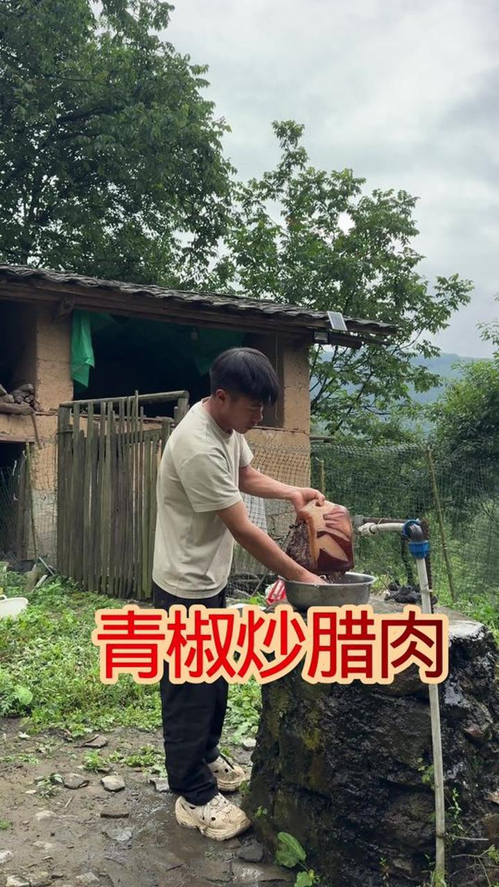 农家腊肉饭家常做法，柴火炒腊肉真的太香啦