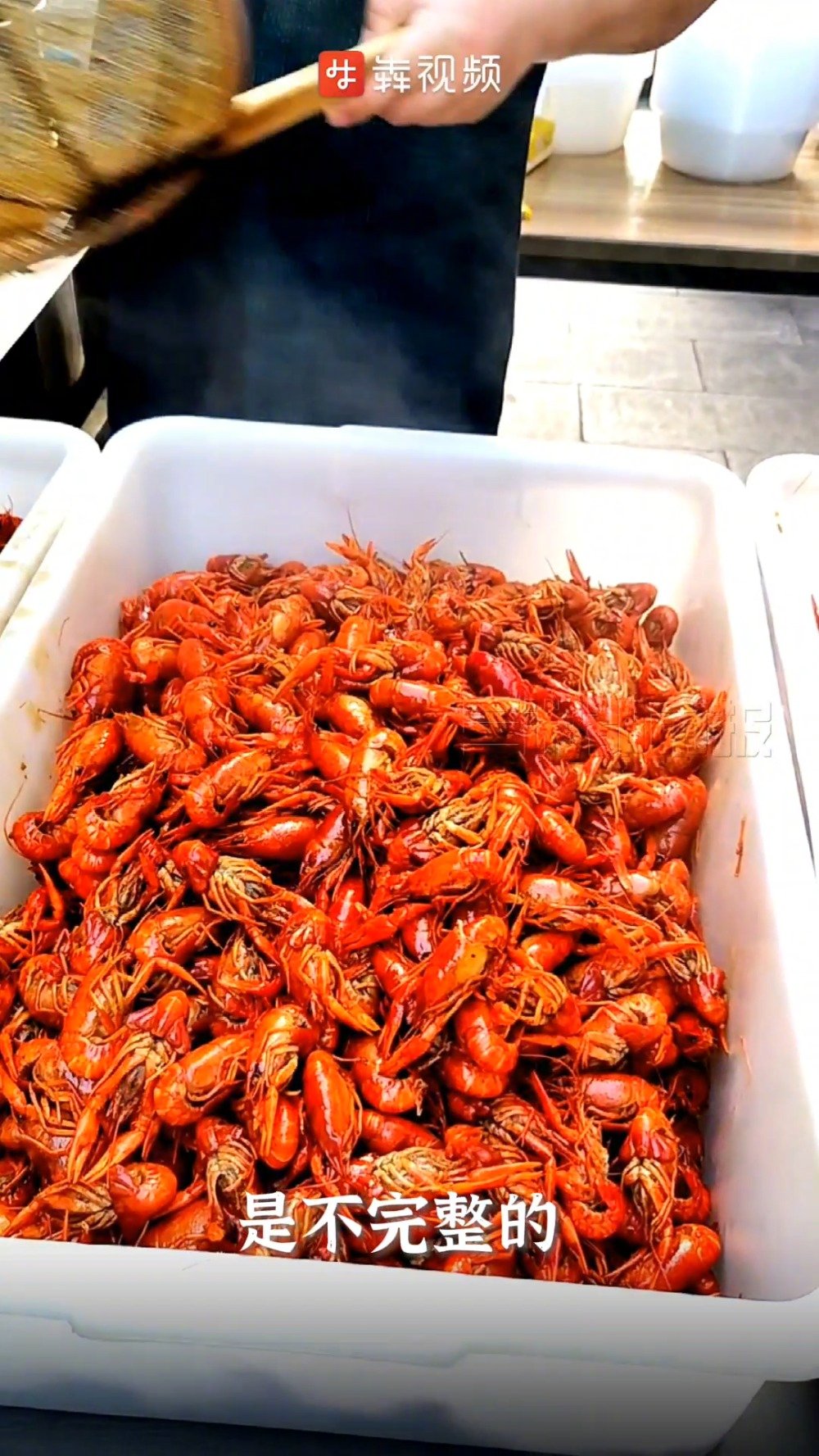 「我是刘贵香|无虾不夏天」没有小龙虾的夏天是不完整的,缺了那份红,缺了那道味,缺了老铁宵夜