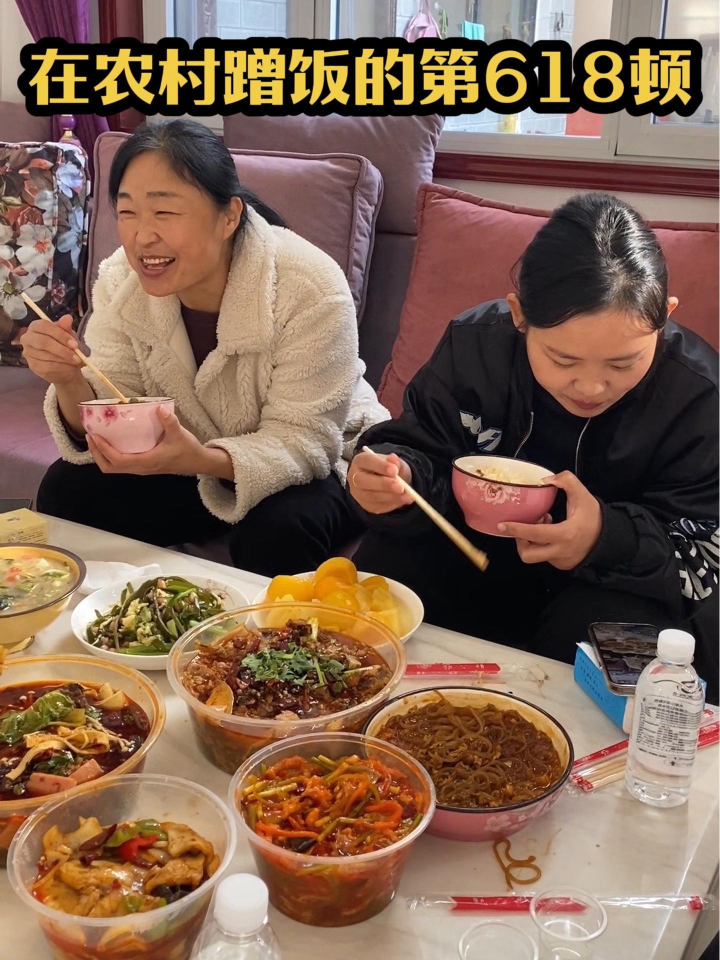 到粉丝家做客 一桌丰盛大餐像过年 饭桌上一番话感动众人 记录真实生活 农村生活 传递温暖 