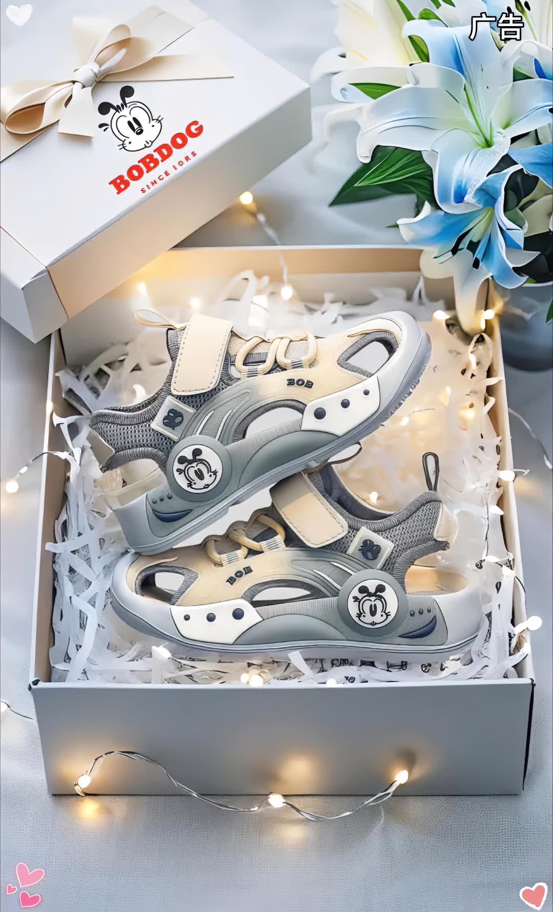 夏天到了,孩子凉鞋怎么选?这款巴布豆凉鞋是网布拼皮的,既透气又时尚,还做了防滑设计,孩子跑