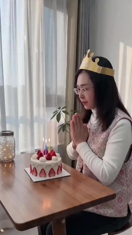 又长大一岁，感谢坚持的自己，生日快乐#生日蛋糕#情感 #祝自己生日快乐