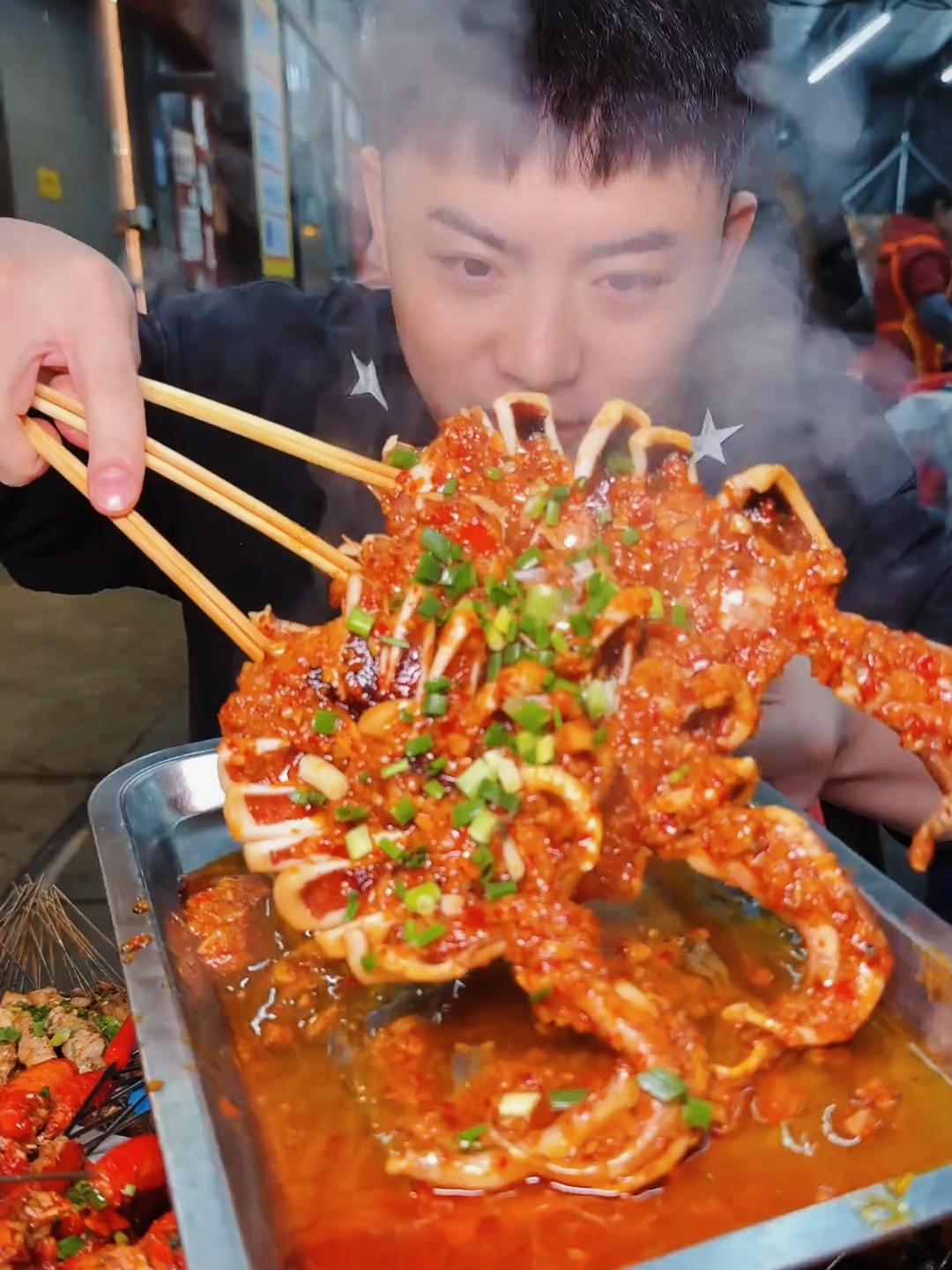 猛火焖烤的爆脆虾球搭配文火炭烤的弹牙辣肉筋