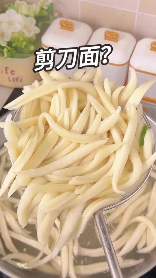 还有人不知道剪刀面吗?剪刀面是山西特色面食的一种,非遗面食!#剪刀面#面条的神仙吃法#在家