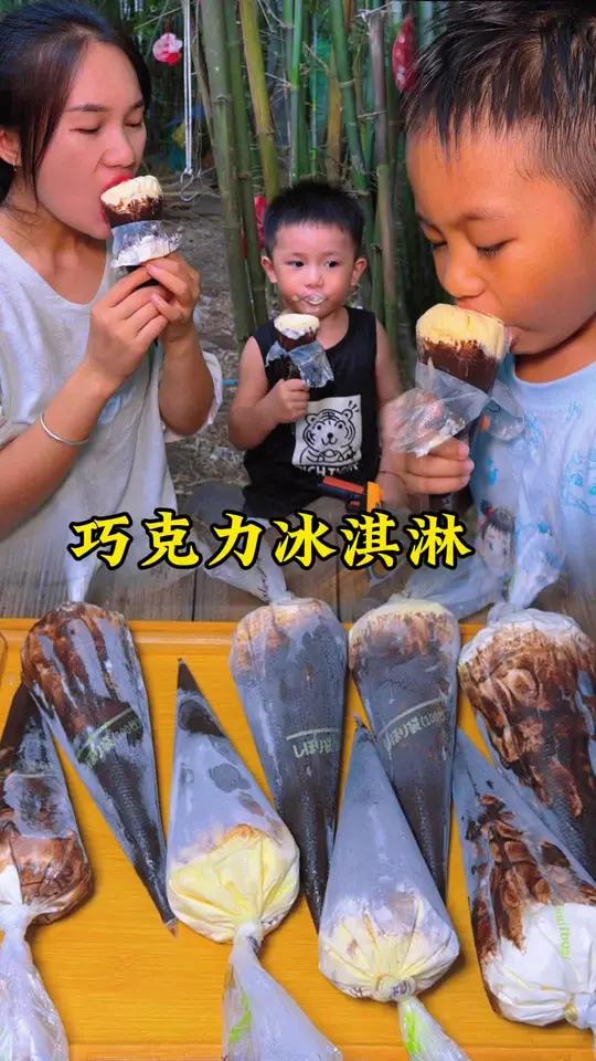 大宝想吃巧克力冰淇淋,马大哈今天给他做,自己在家里做的冰淇淋,安全又卫生