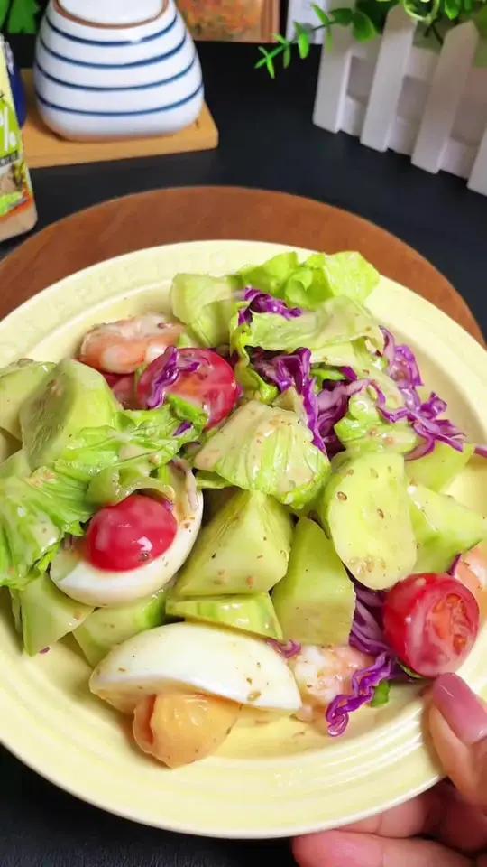 夏天要到了姐妹们!减脂餐吃起来吧,有了这个沙拉汁,菜叶子都能变好吃