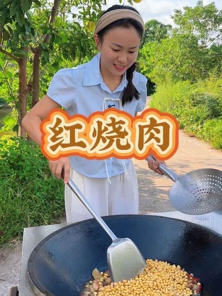 带了一块小香猪肉回来，拿来做豆子红烧肉给外婆吃