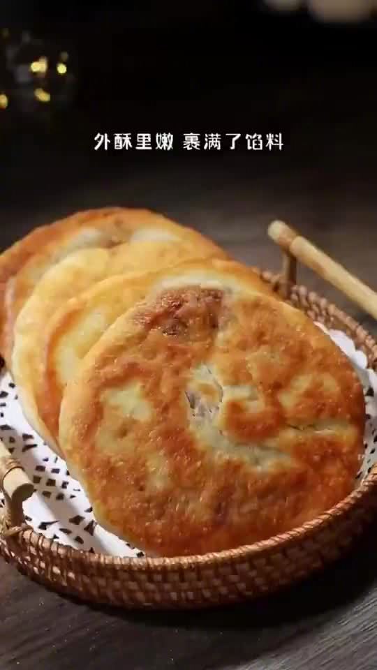 美食之都 在家做粉丝猪肉馅饼,做法简单,金黄酥脆,外酥里嫩,裹满了馅料,咬上一口,太满足了