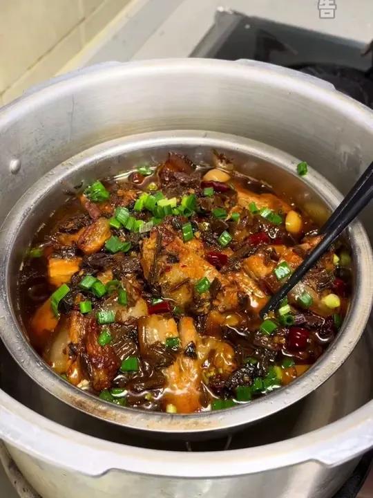 今天分享一道我的拿手菜梅干菜烧肉,我觉得比梅菜扣肉还要好吃,做法简单家常,软烂入味,里面的