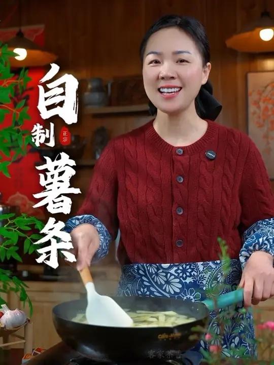 以后孩子要是想吃薯条了,不要再去外面买了,你就像我这样做,真的特别香,几个土豆就能做出一大