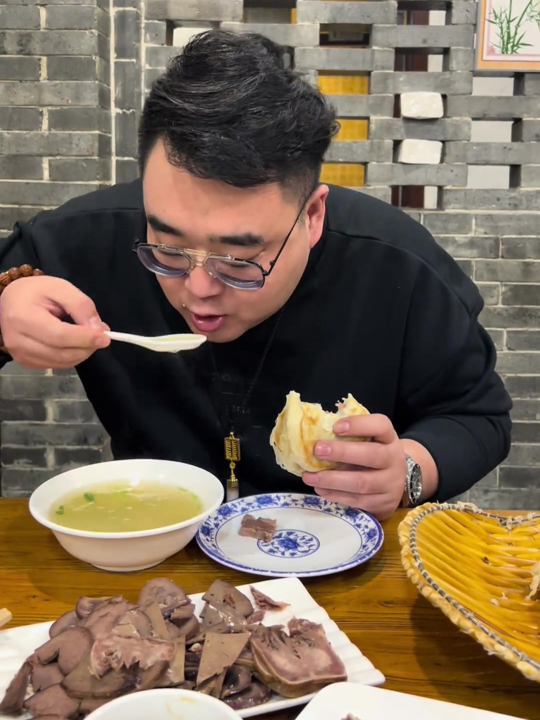 吃保定的驴肉火烧