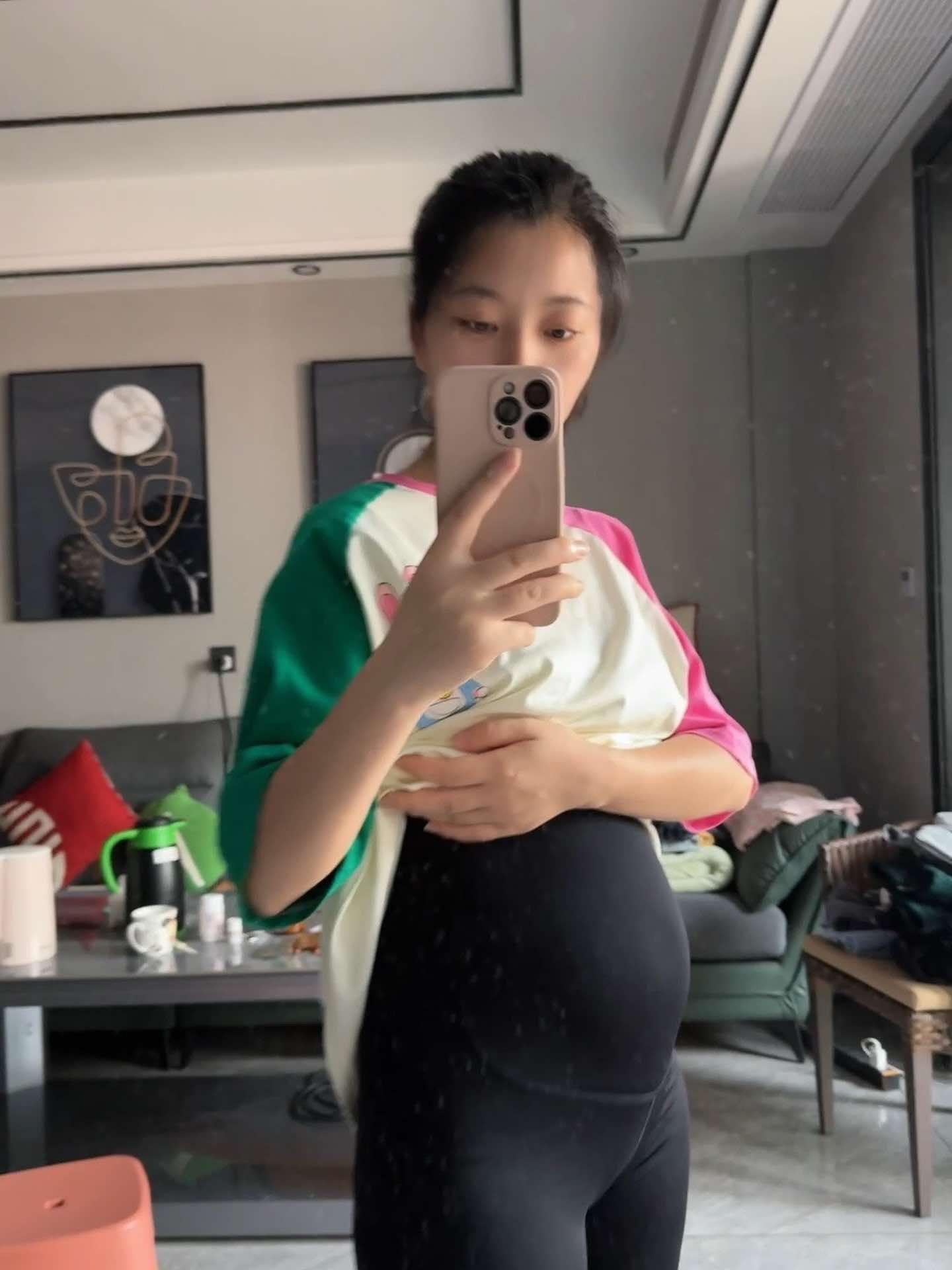 不知不觉已经20周+,小小的肚子已经藏不住你了,孕前98斤,现在已经102斤,胖4斤啦 一