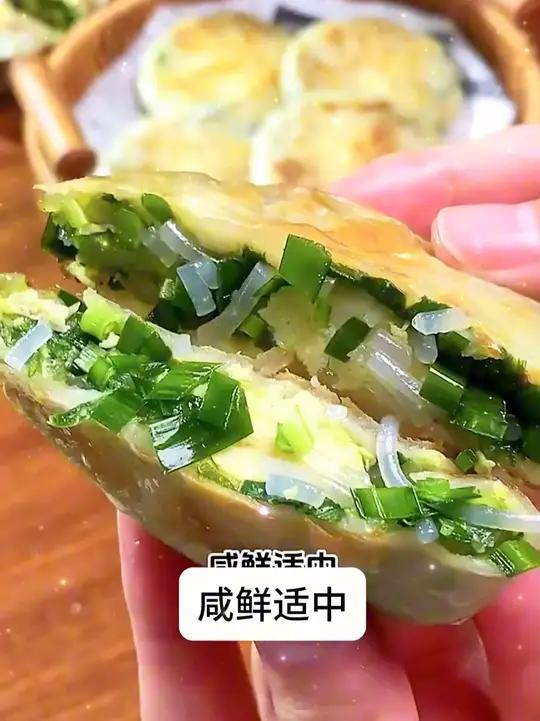 今天吃什么呢?不知道吃什么的,那就做个这个简单的韭菜饼吧!皮薄馅多的那种!美味早餐 馅饼 