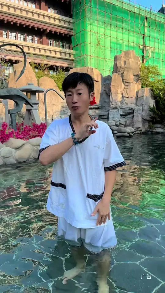 到天津观湖城堡酒店拍了一天,天然真温泉玩爽了,我在水里泡了一天,让助理拍了一天,回来告诉助