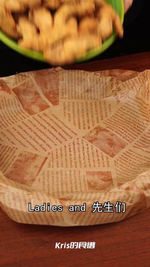 美食味道「脆炸无骨鸡柳」这样裹面粉才会有脆炸无骨鸡柳的口感哦↓
