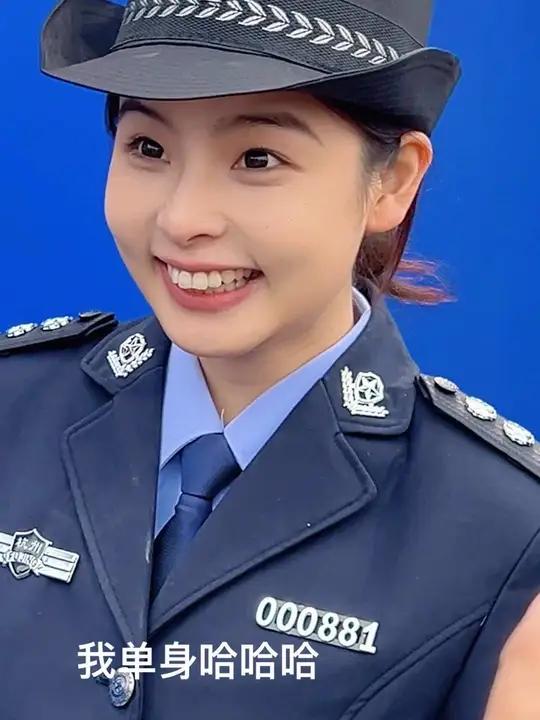 甜美可爱超爱笑的小松鼠警官真是人见人爱,单身小哥和家长们都喜欢的不得了 杭州警花 笑容很甜
