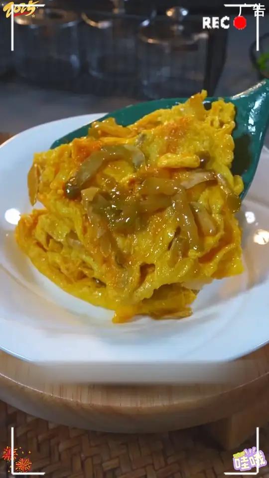 每次老公不想吃饭的时候,我就给他做这个榨菜炒鸡蛋,三碗米饭都不够吃了