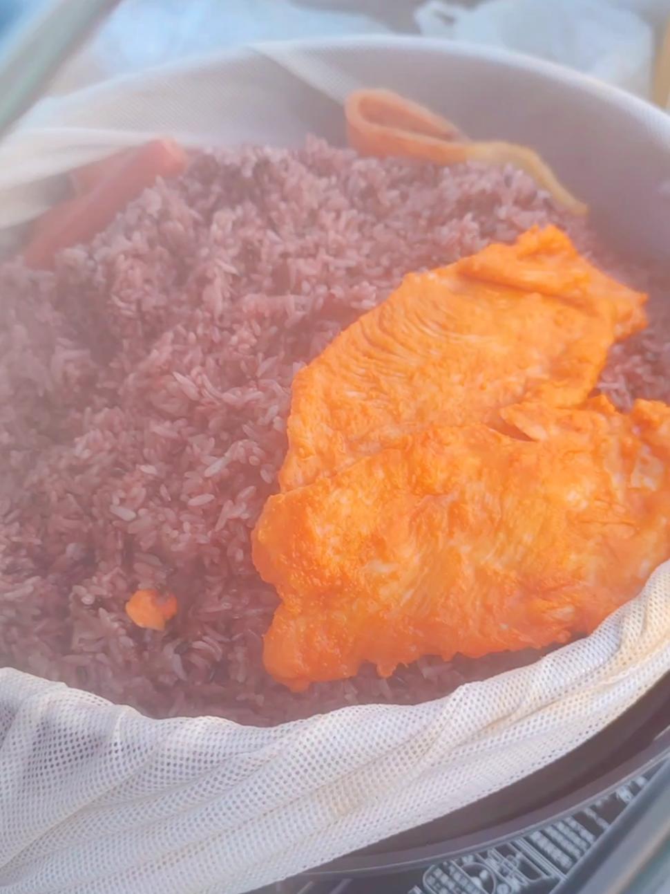 为了宝子们吃到热气腾腾的紫米饭团,用这个炉子进行加热,很棒,到最后紫米还是烫手的~ 紫米饭