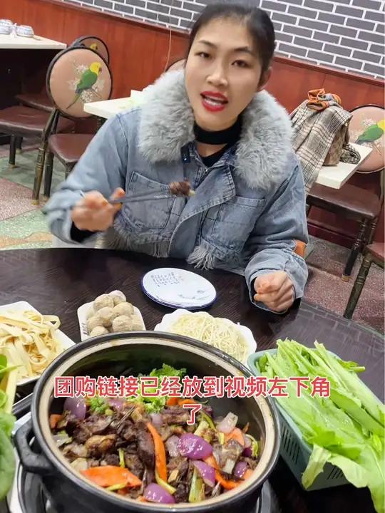 重庆巴爷香辣鸡煲才上了128的羊排干锅,吃完加的还是鸡汤,秒变火锅,送四个配菜,一份面,她