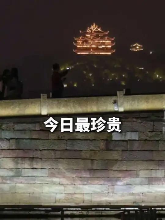#夜读杭州 人生三万天,今日最珍贵。勇敢去做,把寻常日子,活成珍藏时光。#西湖 #西湖夜景