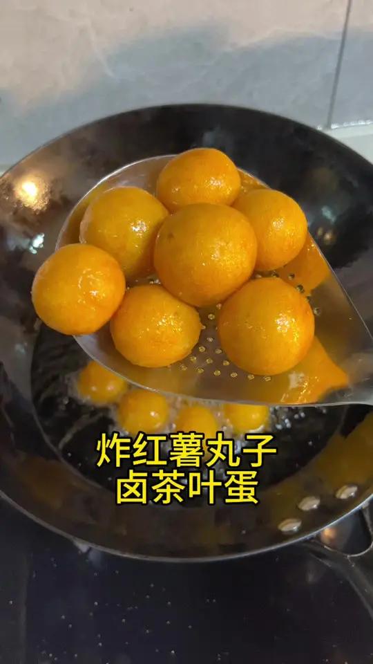 晚上提前给孩子准备早饭,早上吃的营养又健康,卤茶叶蛋,炸女儿爱吃的红薯丸子,搭配营养燕麦片