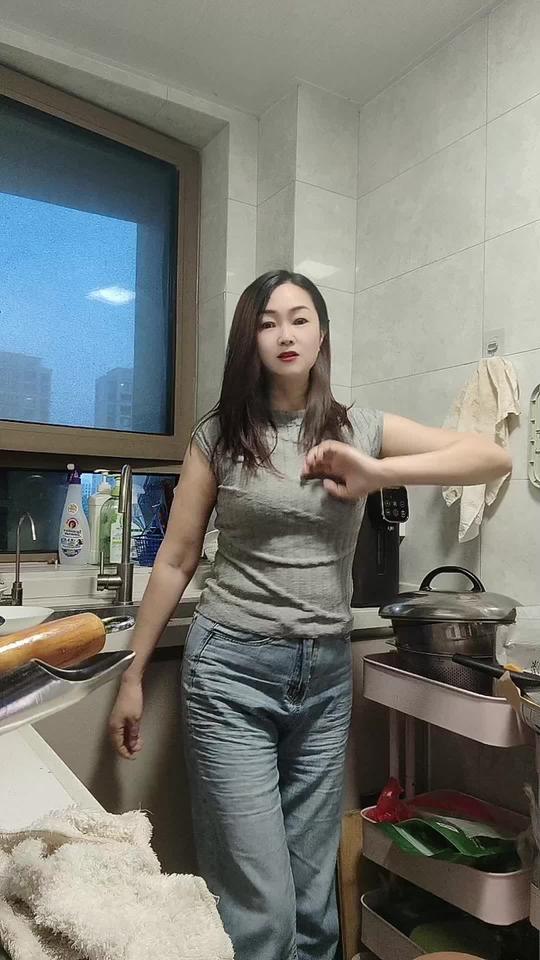 厨房里做饭的女人