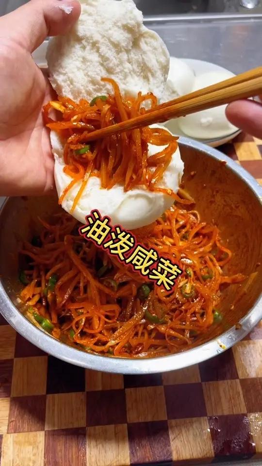 作为一个陕西人,咸菜夹馍那真的太美了