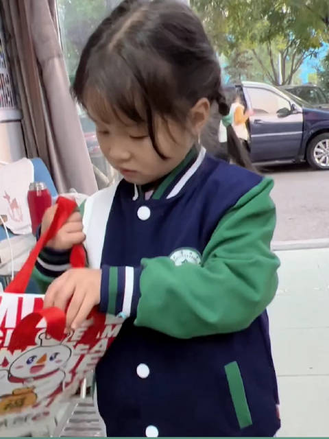 「90后妈妈偷喝奶茶女儿翻垃圾桶查探 妈妈:当时有点慌,但苦谁不能苦了自己「开心」」10月