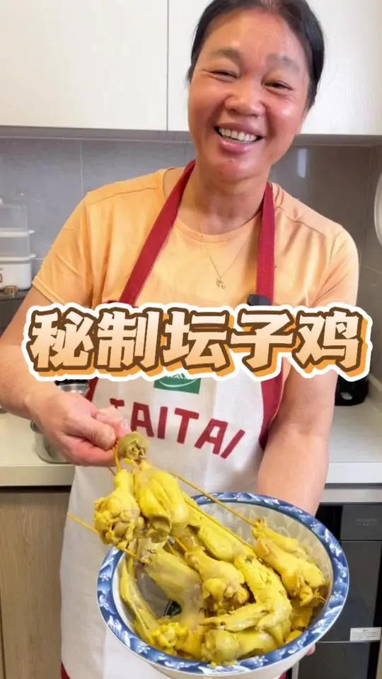 今天妈妈做了我超级喜欢吃的坛子鸡!真的太太香了!一个人能炫完一整锅!你们吃过坛子鸡吗?#坛