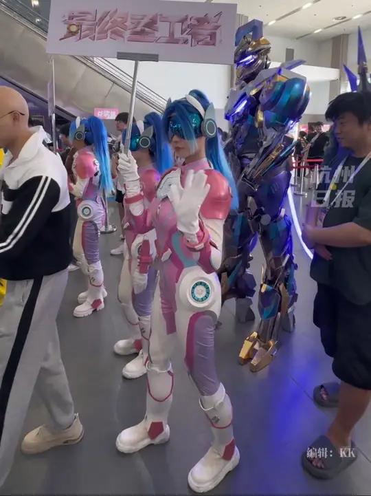 平常穿的吃鸡皮肤都“活过来”了 你最喜欢哪个cos