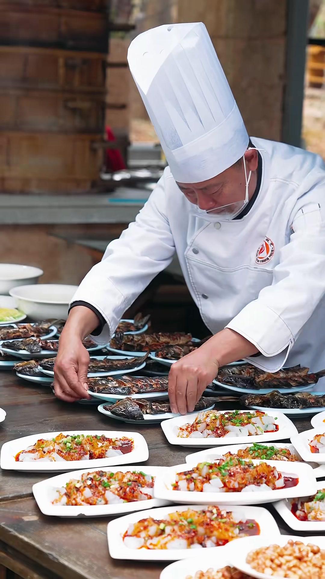 干饭人！干饭魂！四川人的快乐密码，全在这一桌九大碗里！赶紧艾特你的饭搭子，约下场啦！（来源