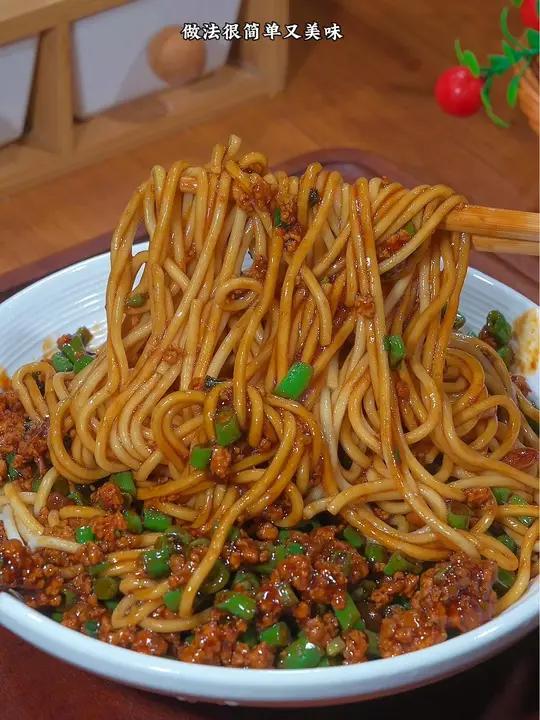 肉末搭配豆角脆爽解腻好吃,不爱吃豆角的孩子今天也吃了两碗。面条 炸酱面