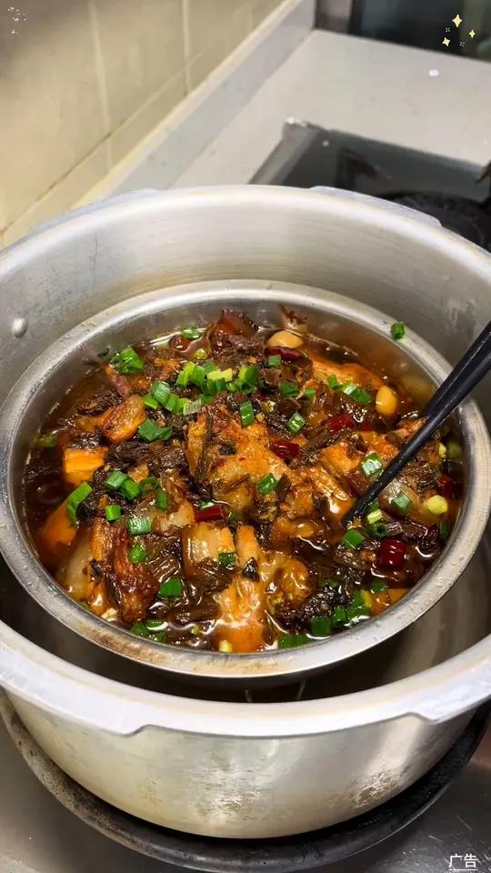 今天分享一道我的拿手菜梅干菜烧肉,我觉得比梅菜扣肉还要好吃,做法简单家常,软烂入味,里面的
