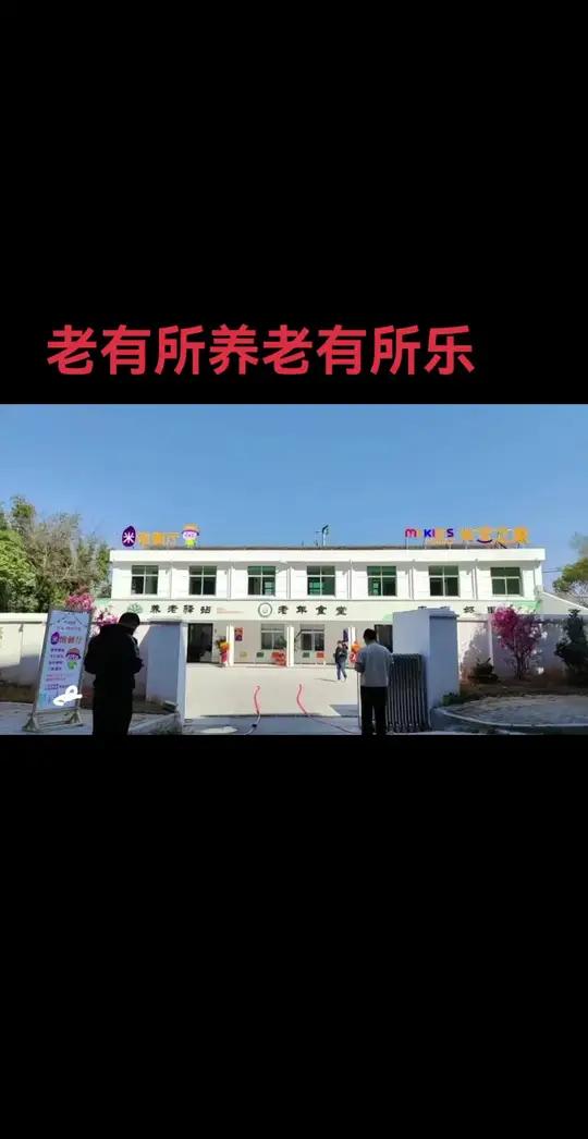 90岁以上的老人免费,60岁以上5元可享一荤两素,年轻居民也可以来就餐,日均供餐超百份。苍