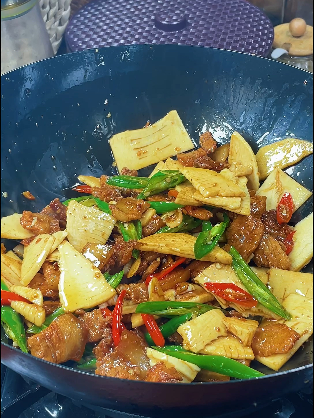冬笋正是又嫩又脆的季节,冬笋炒肉片