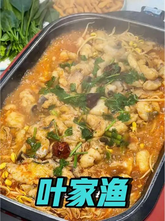 端午假期就来吃纸上烤鱼 超好吃的纸上烤鱼还有满满的一桌配菜小吃饮料,只要几十块钱。