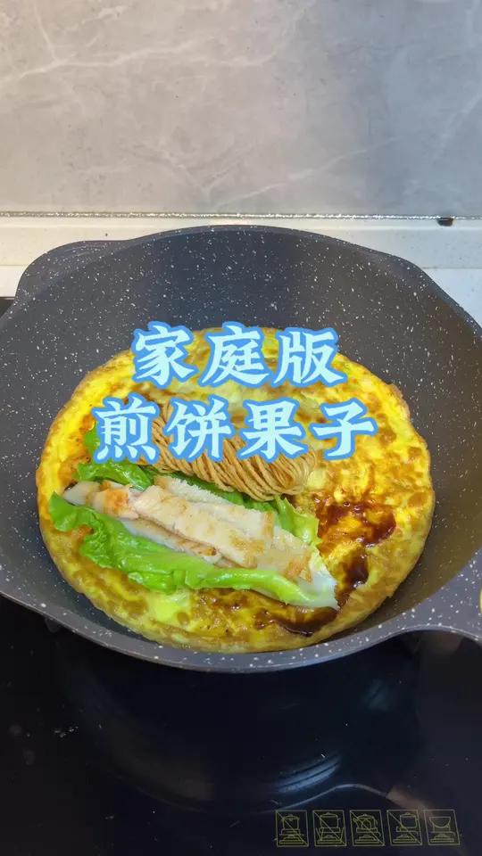 妈妈早起半小时给孩子做早饭,今天用馄饨皮做的煎饼果子,简单快速又好吃