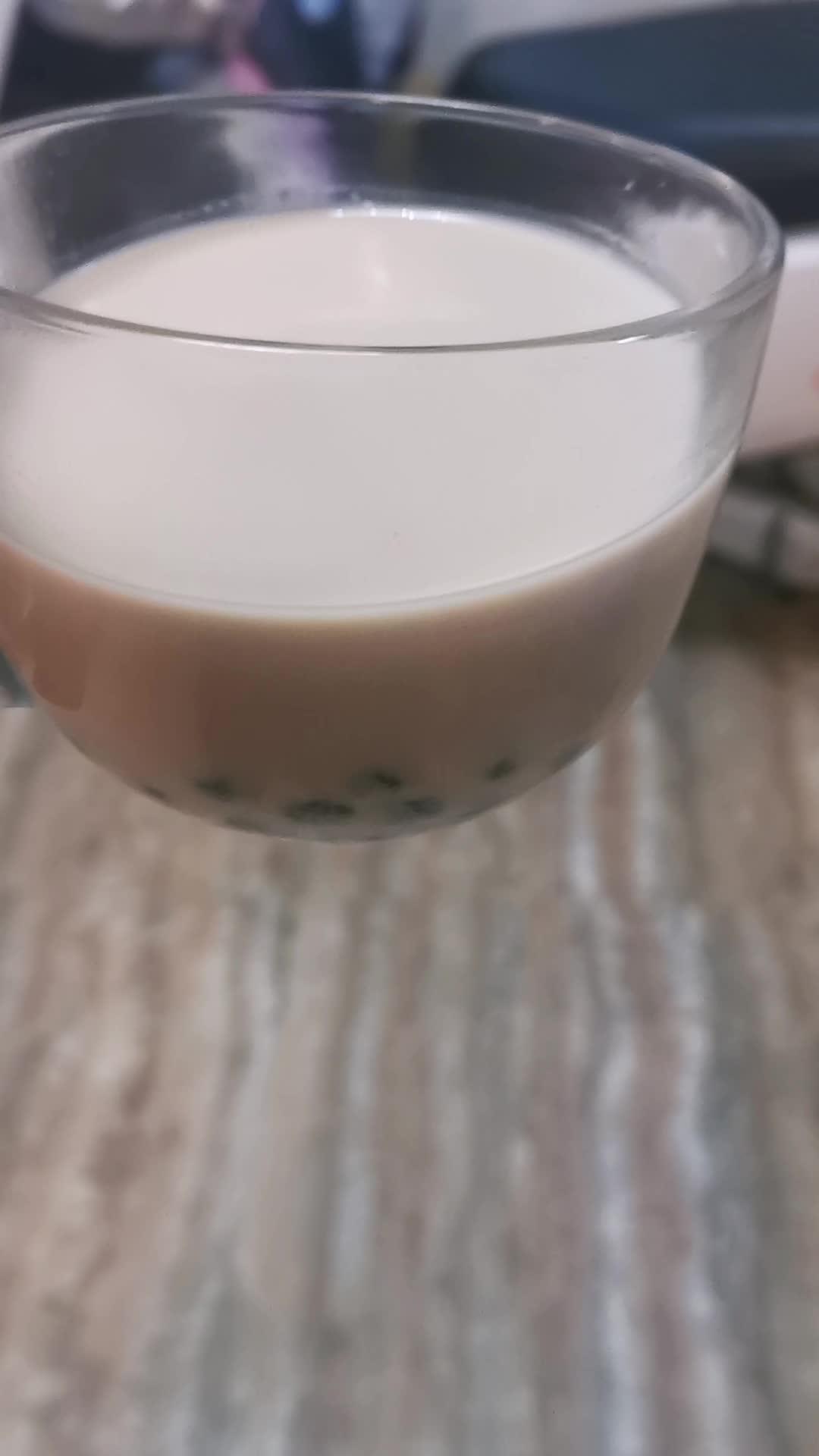 冬天第一杯奶茶,现煮的热的哈哈还是自己煮的好喝,料足够 冬天的第一杯奶茶 喝出来的健康