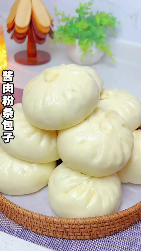 今天蒸了一锅酱肉粉条大包子，比起馒头还是更愿意吃包子，皮薄馅多又暄又香