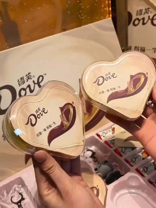 啊啊啊！原来德芙的含义是Do you love me呀！哪个女生能拒绝这样的浪漫呀！想拥有
