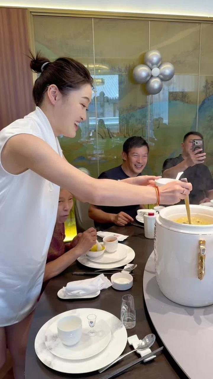 和姐妹聚在一起，帮某人准备50岁生日的蛋糕
