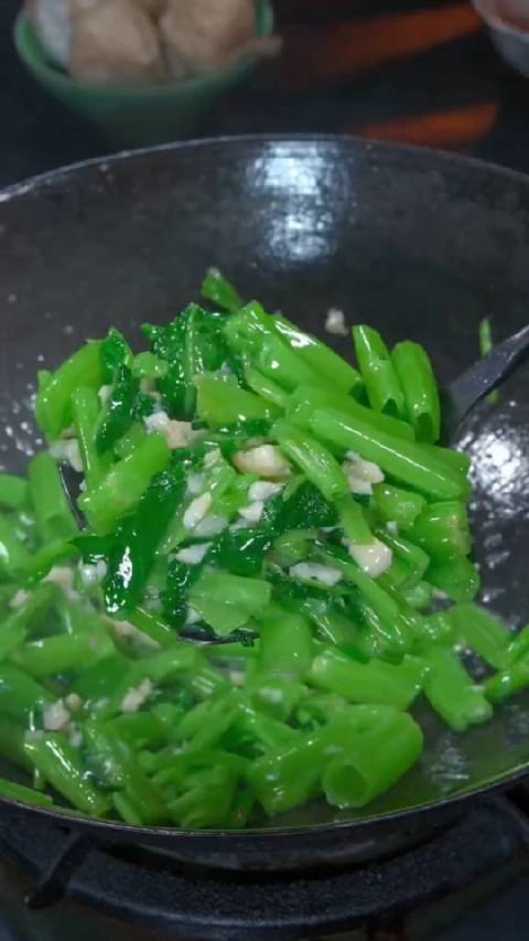 以后空心菜买回来,你就像我这样做,清脆爽口又下饭,做法也特别简单,空心菜梗拍扁,再切成小段