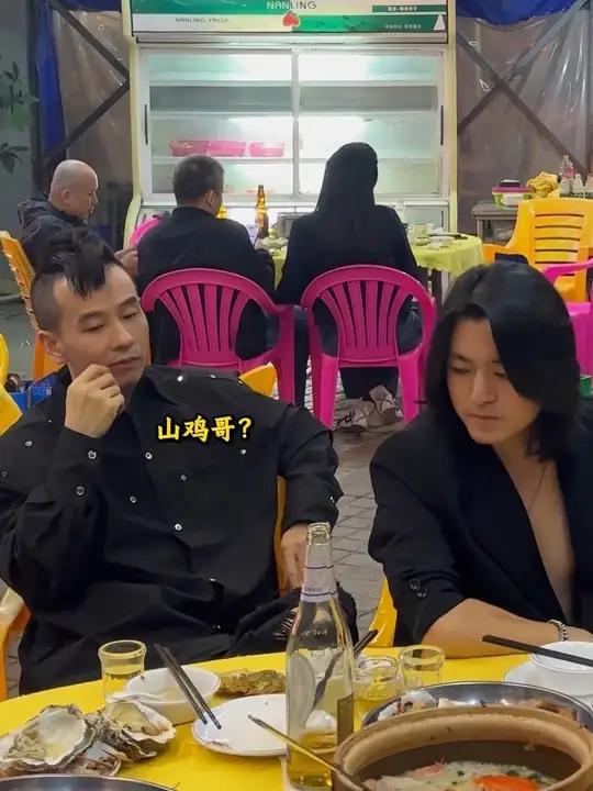 这有点像?铜锣湾扛把子,陈浩南?还有山鸡哥?抢我麦唱?