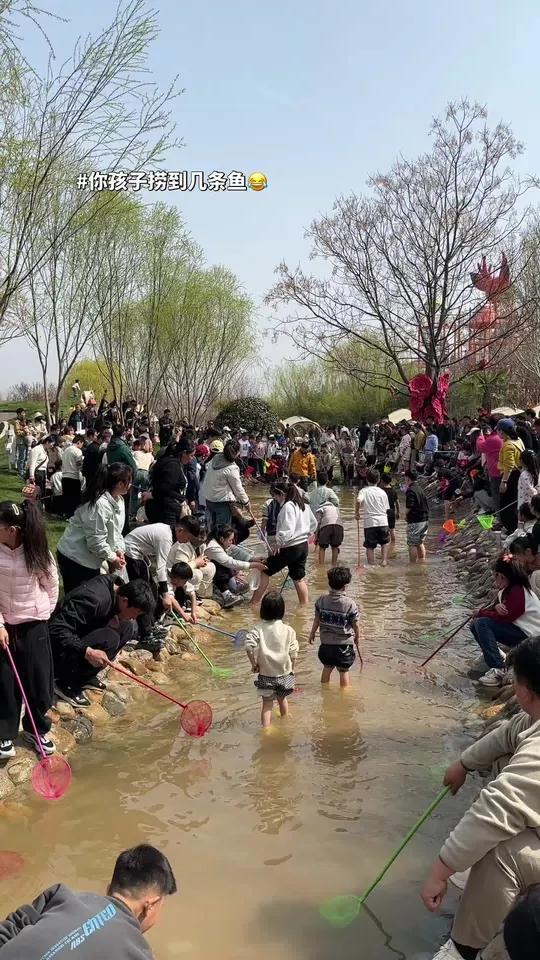 这周末开封至少有2万人都在带孩子捞鱼 #人山人海太热闹了网红打卡地 #开封鹿小七农场 #捕