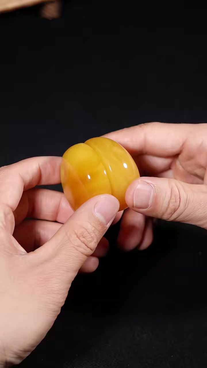 触感如凝脂般细腻,带着一丝丝松香的气息