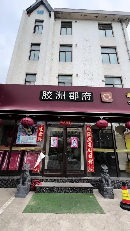 79纯肉套餐有8份肉+骨汤锅底