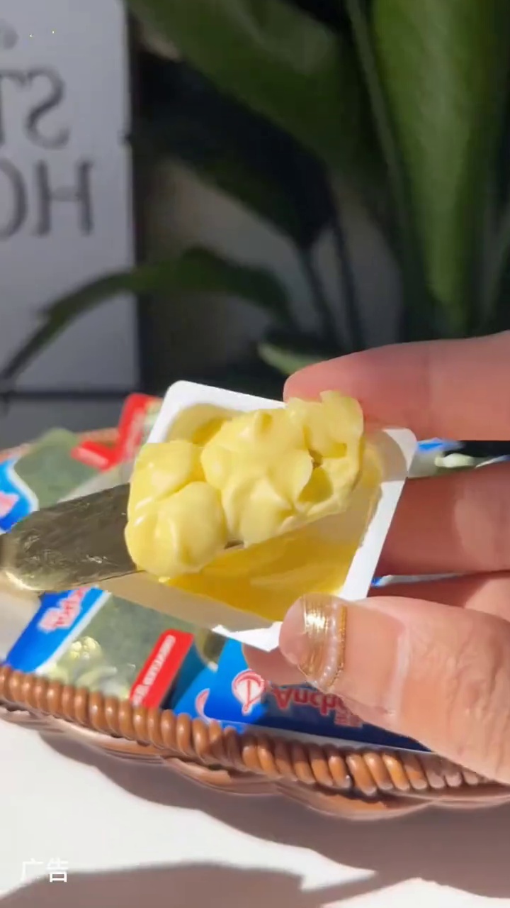安佳黄油的早餐魔法,用它做的黄油炒蛋,嫩滑鲜香,再配上烤得酥脆的面包片,一口下去超满足。有
