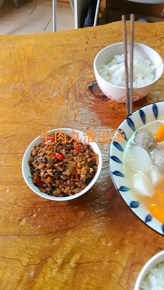 午饭,简易淮山红萝卜白菇牛肉丸汤!
