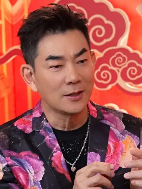 铁锅炖、杀猪菜,还有东北特色冰淇淋冻梨和冻柿子,一口下去,酸甜在舌尖化开,这一口简直了!