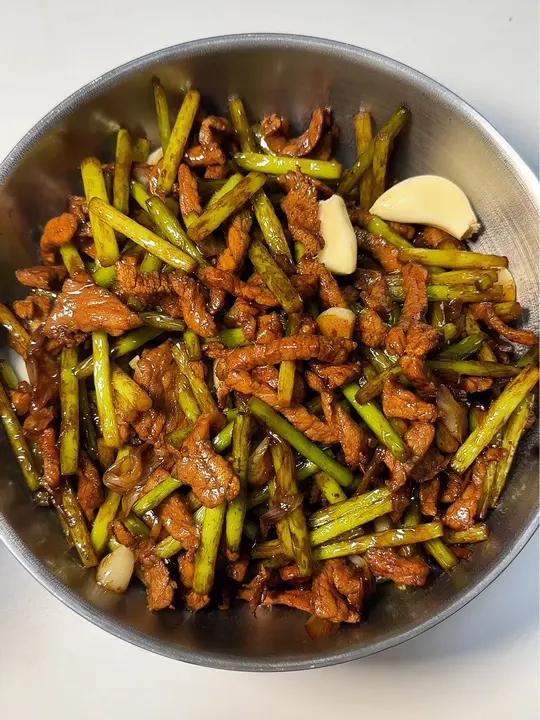 沉浸式拌面之蒜苔炒肉 香迷糊了 就是这个味儿 好吃到停不下来